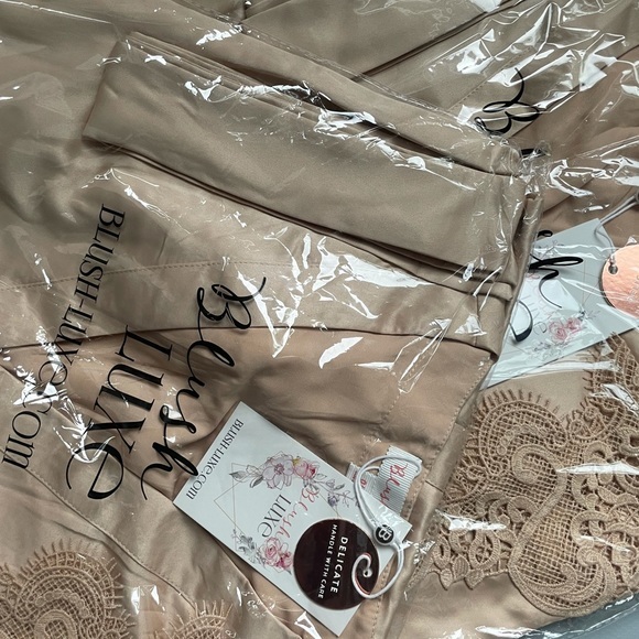 Champagne Lace Robe (Bridal‎ or Bridesmaid) OS NWT - Picture 6 of 6